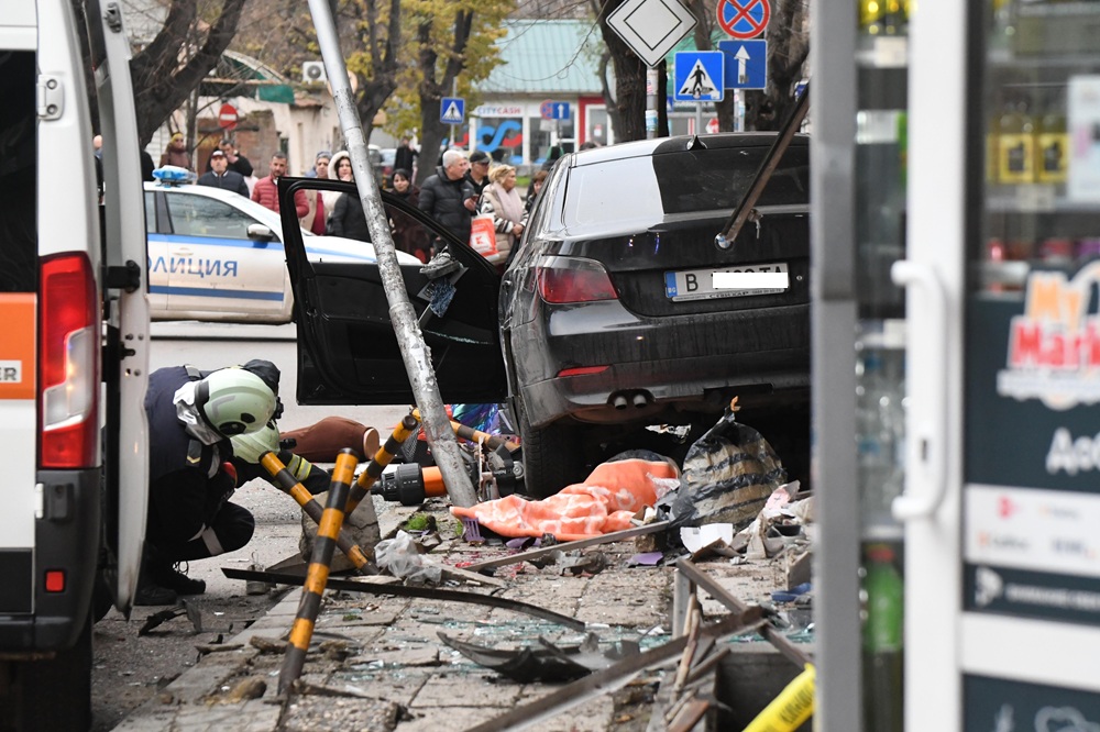 Черна Коледа! БМВ излетя на тротоара и уби двама..