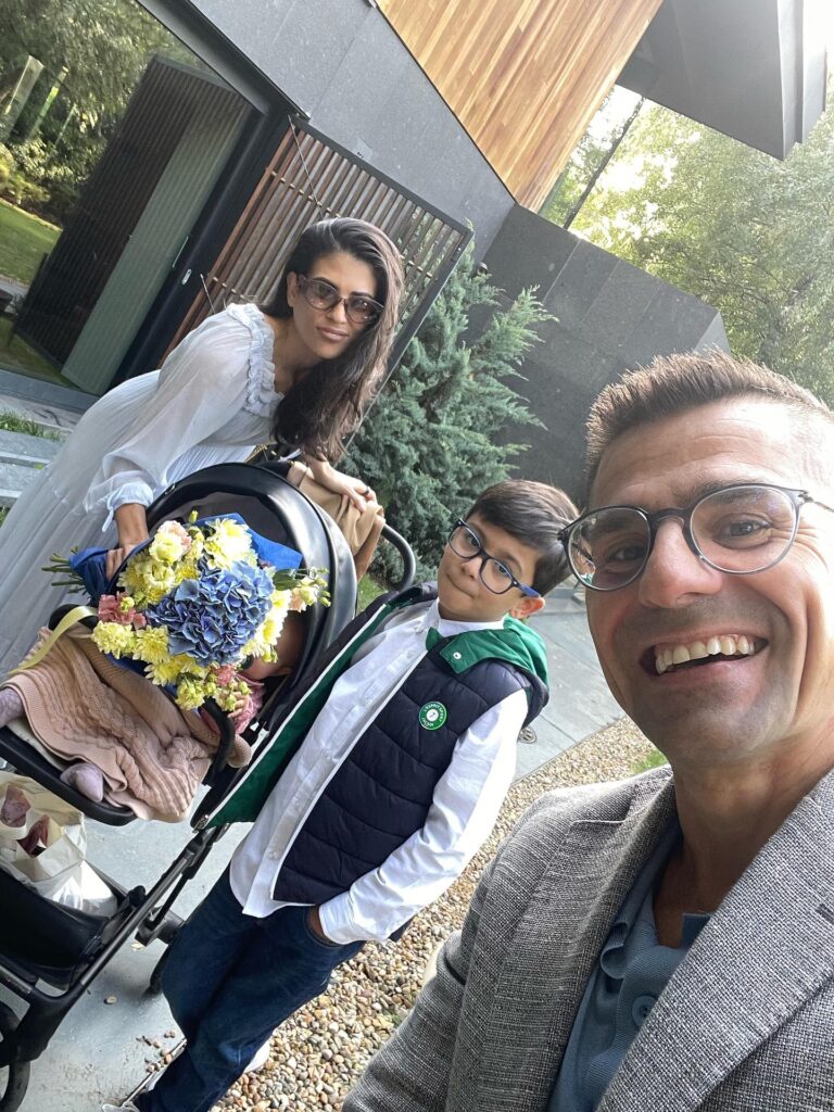 Дъщеричката на Андрей вече е на годинка! Вижте порасналата Дара и празничната й торта: