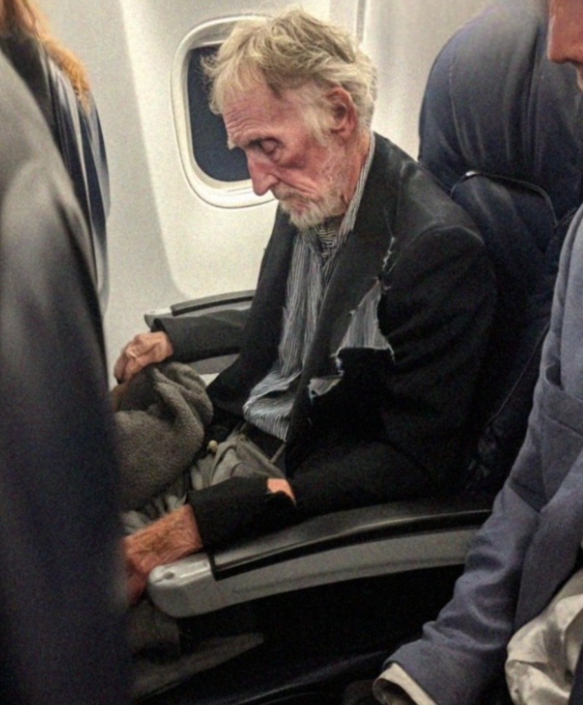 Мъж в бизнес класа беше взет погрешно за бездомник — но когато самолетът кацна, целият салон избухна в аплодисменти.