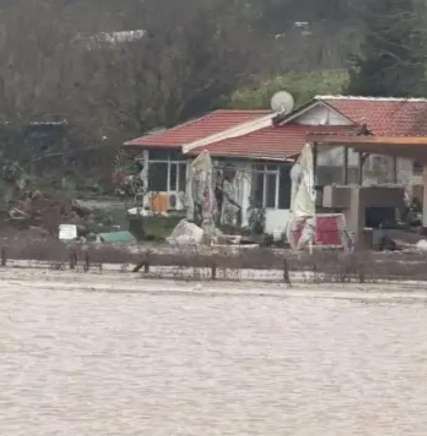 Извънредно! Дигата на река Изворска се скъса, евакуират хора