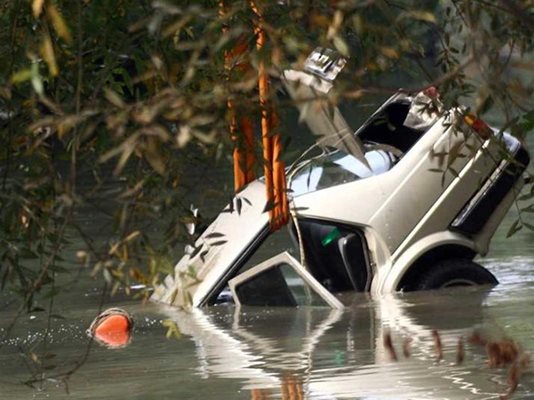 Извънредно! 17-годишен без книжка падна с колата си в язовир и се удави, след като..