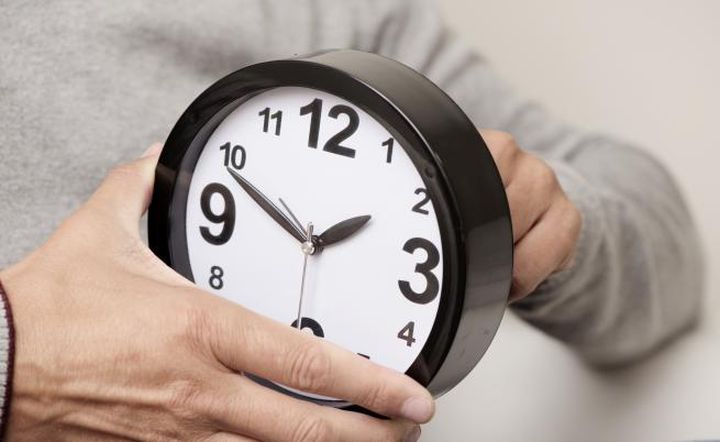 Спираме със смяната на стрелките на часовниците