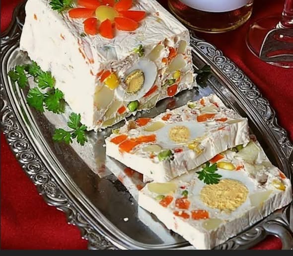 Поднасям го вместо салата за празниците – само като го разрежа, на гостите им падат ченетата от възхита! И на вкус е топ: