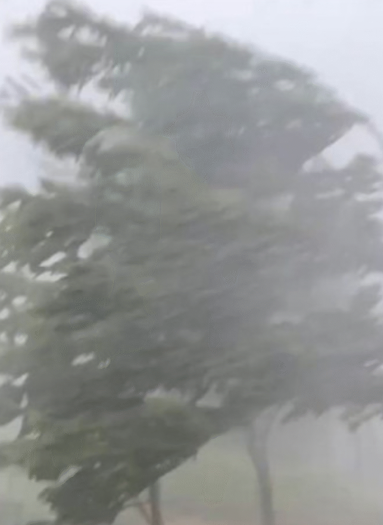 До часове става страшно: Meteo Balkans алармира за ураганни бури и много дъжд във..