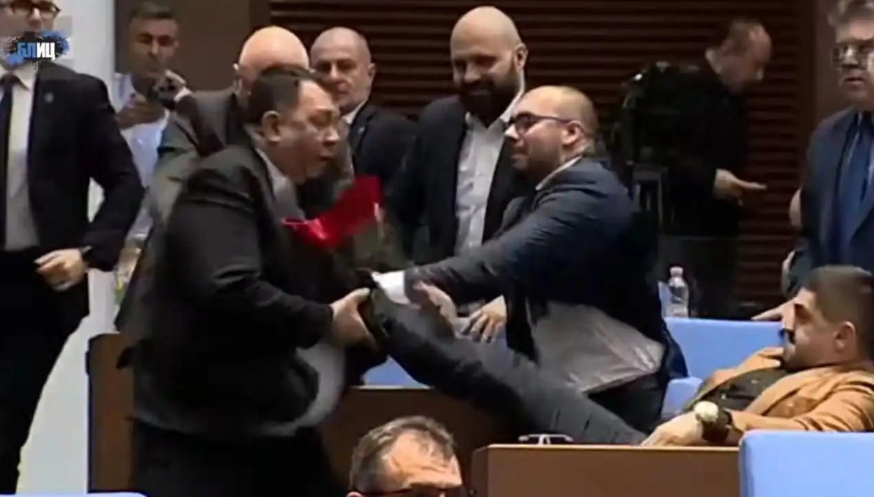 Извънредно: Бой в парламента