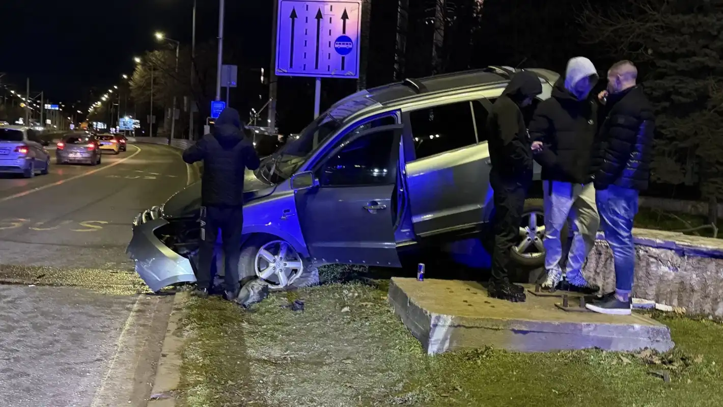 Адско меле посред нощ при подлеза на ключово кръстовище в София Видео