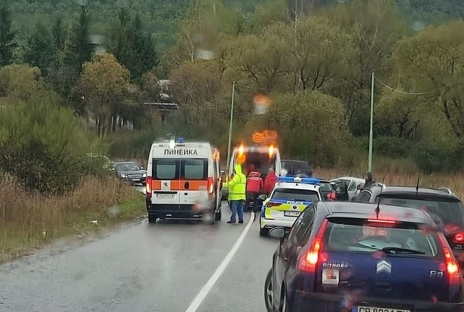 Извънредно! Катастрофа на „Петрохан“, линейка лети към мястото