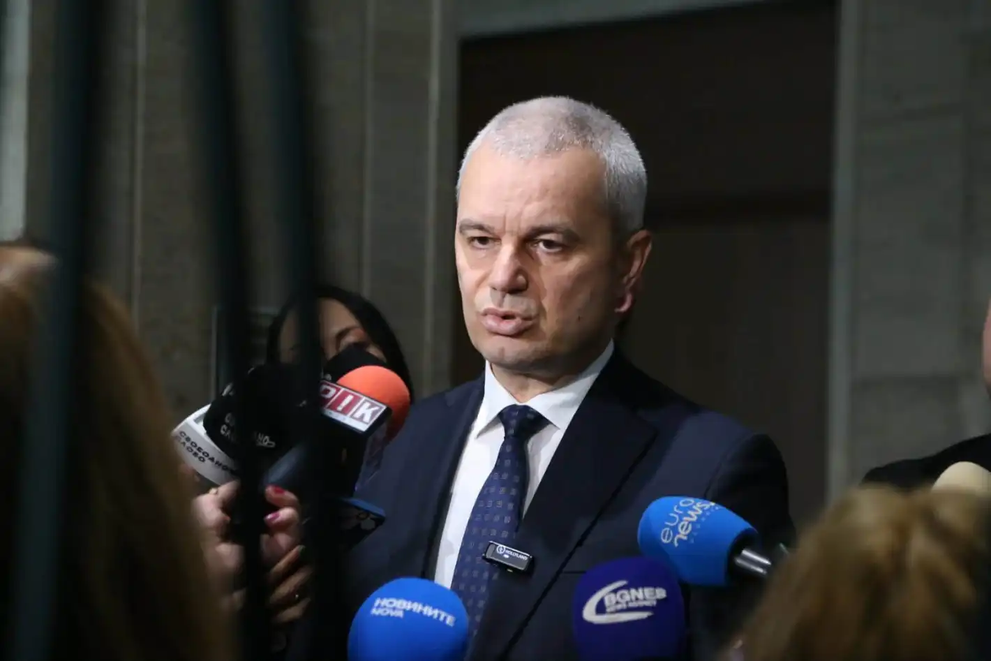 Започна се: Костадинов скочи, иска от Йотова да…