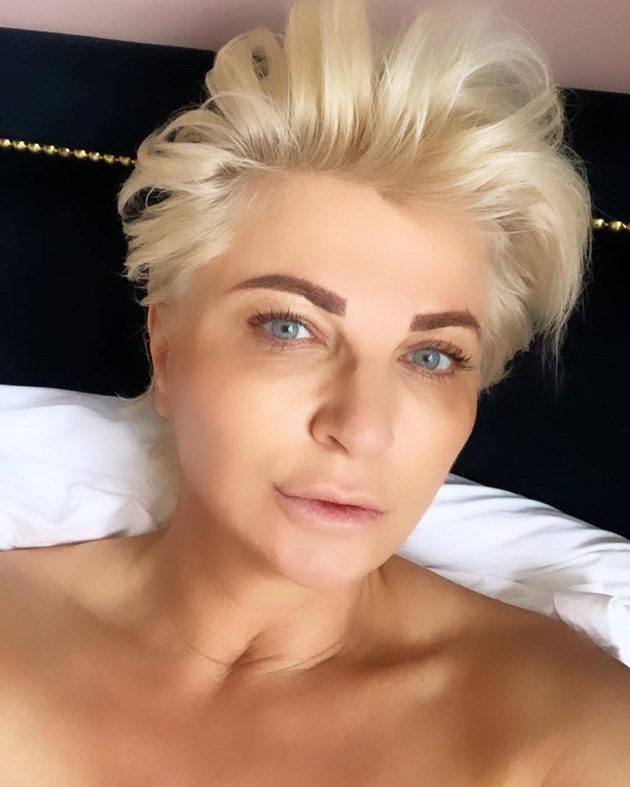 КРАСОТА! 60-годишната шеф Силвена Роу захвърли дрехите и показа прелести (Снимки):