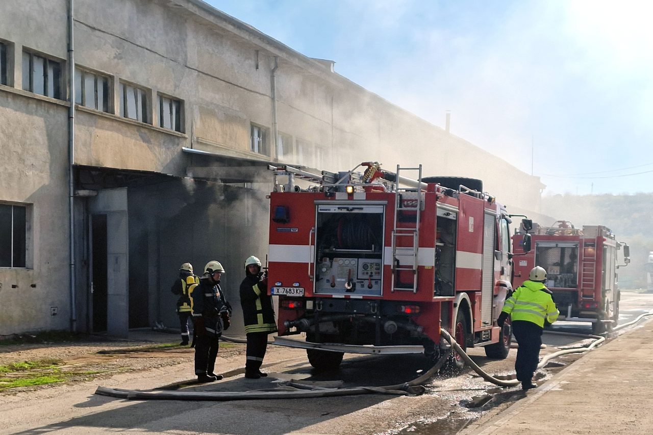Извънредно: Голям пожар бушува, летят пожарни
