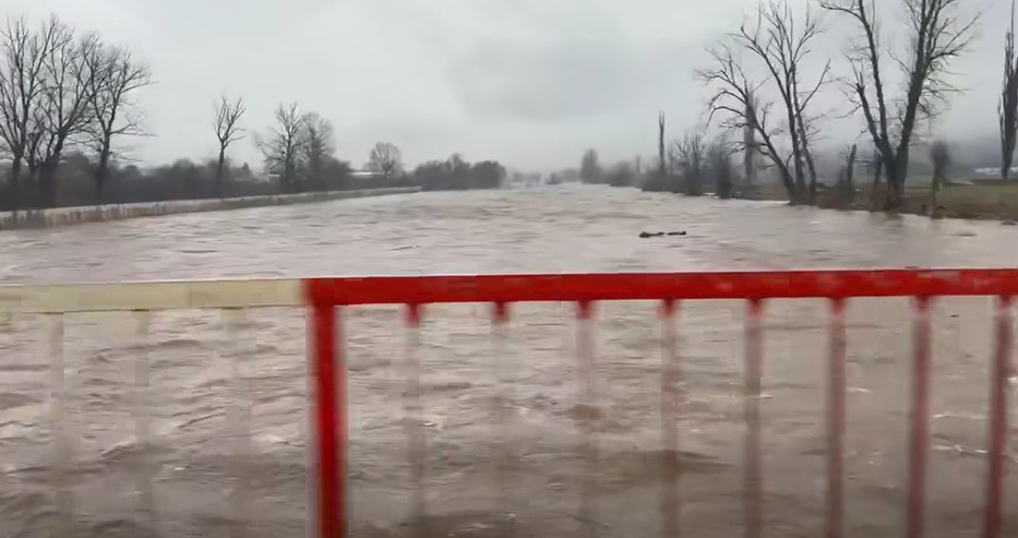 Бедствие в български град, отнесени пътища и свлачища, пътища под вода