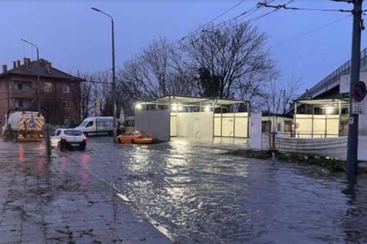 Ад от дъжд: Мощна буря удари този български регион преди малко