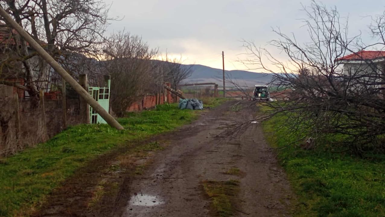 Силна буря с характеристики на смерч нанесе щети в село Меден кладенец