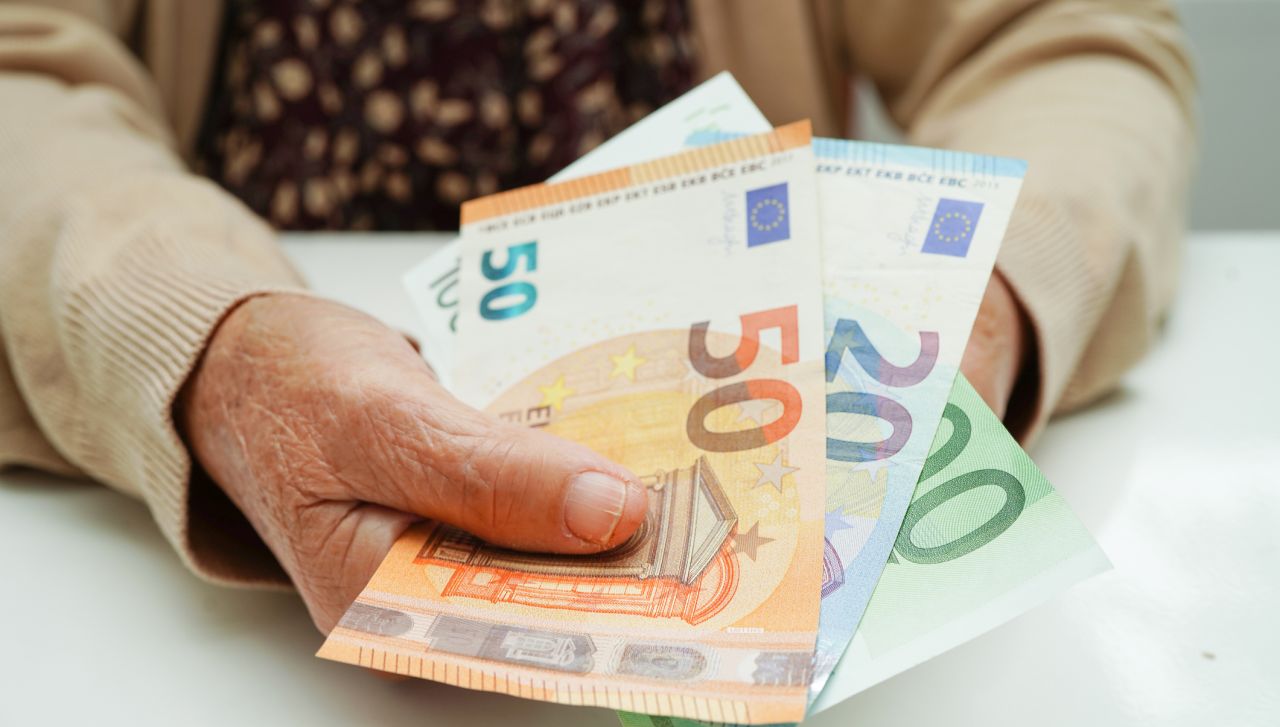 Вдигат възрастта и стажа за пенсия. Ето ги новите