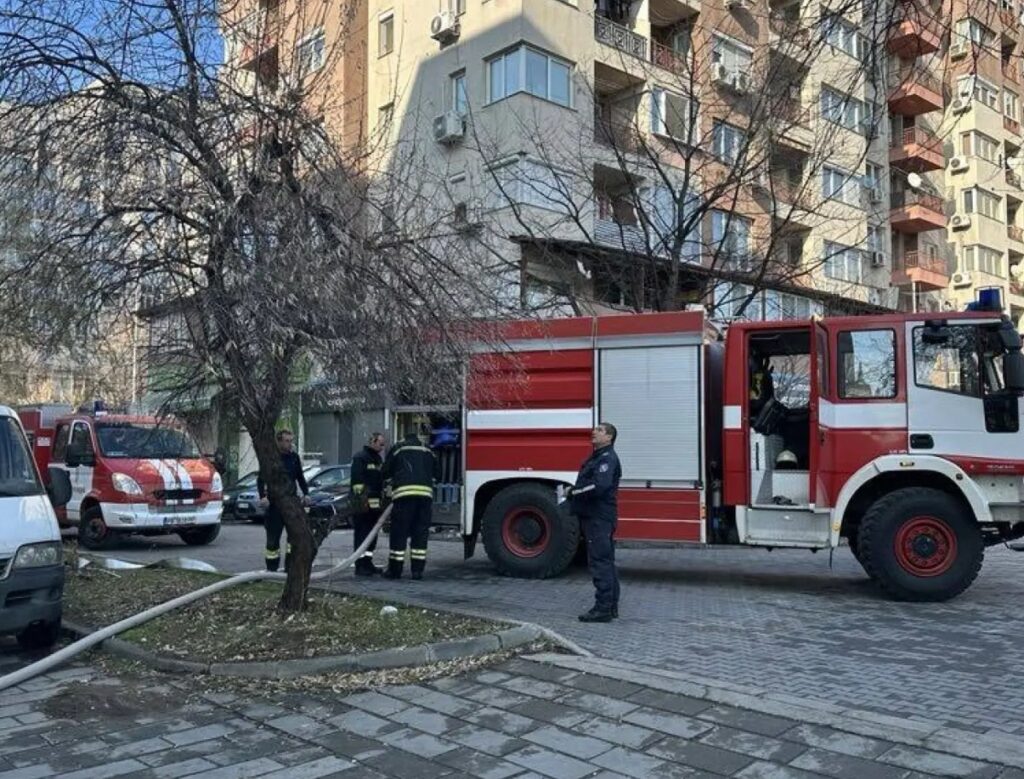 Нов огнен ад в София, пожарникари евакуират хора