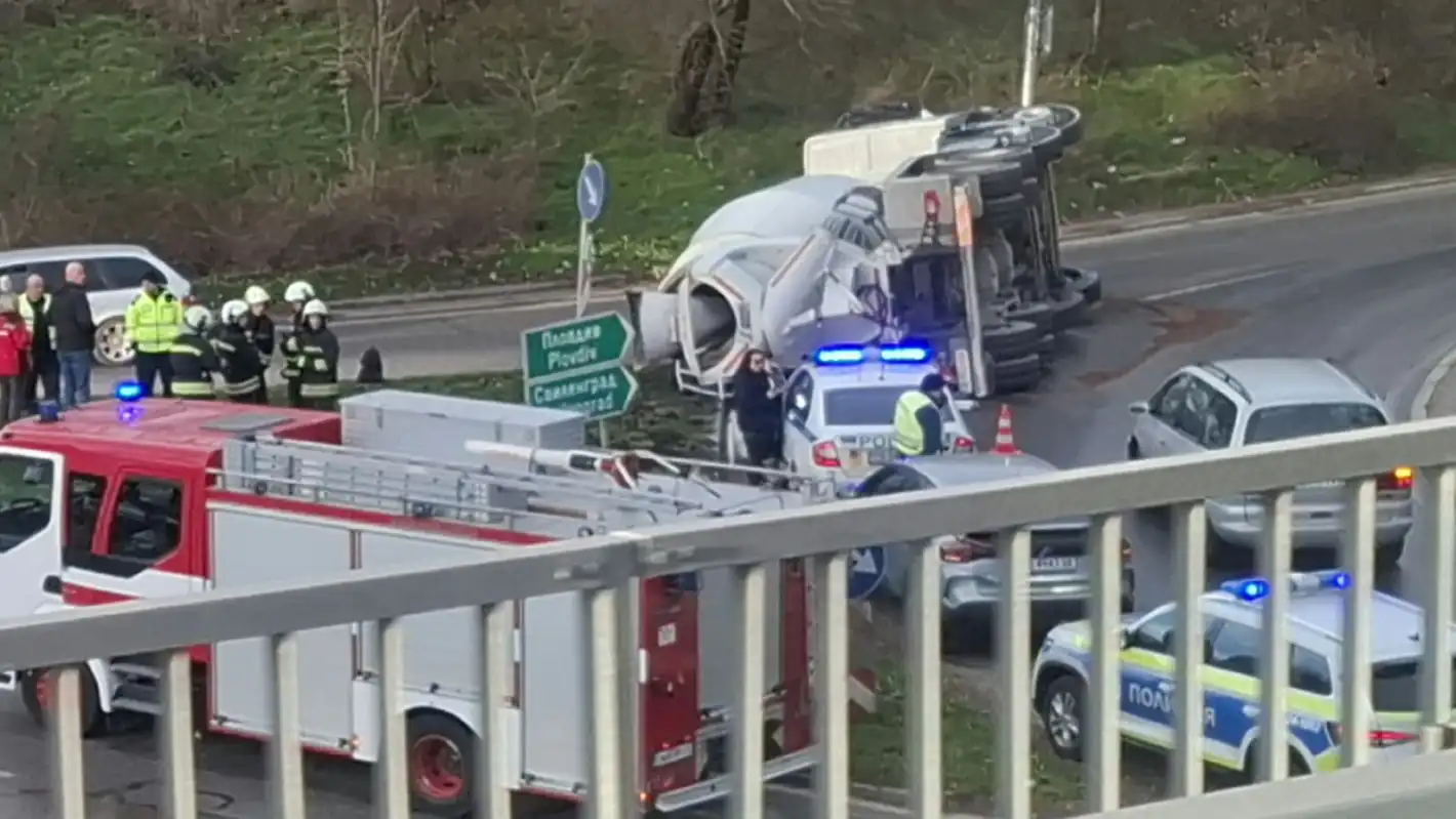 Извънредно! Бетоновоз се обърна до бул. „Цариградско шосе“ има..