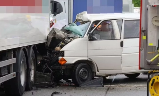 Извънредно: Тежка катастрофа с камион и бус, има загинал..