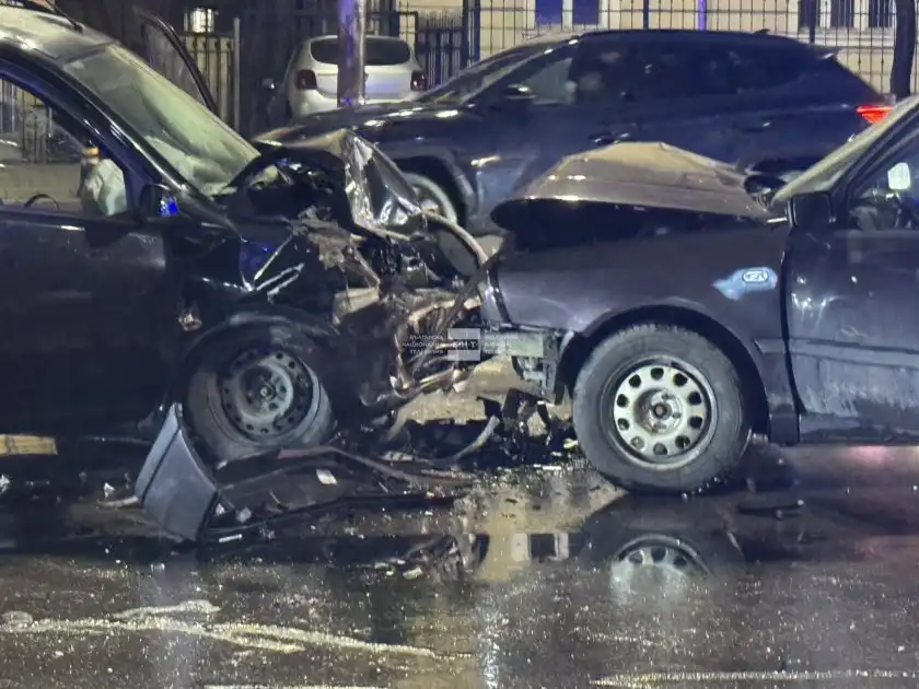 Адско меле в София: Хвърчат линейки и пожарни Снимки