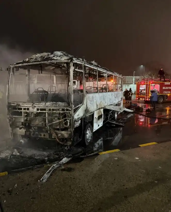 Извънредно: Автобус с 21 пътници от България се запали на ГКПП „Капъкуле“ Снимки