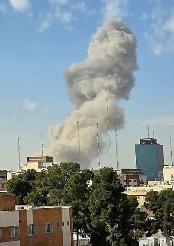 И САЩ атакува Иран! Какво става