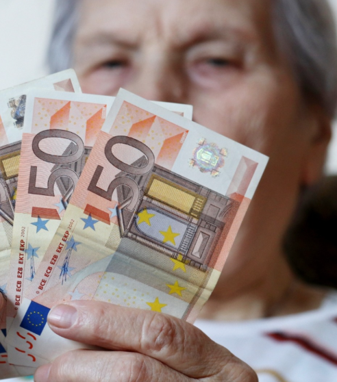 Добра вест за пенсионерите: Вдигат пенсuuте от тази дата..