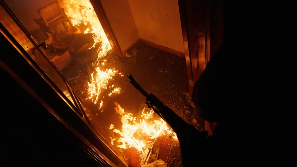 Извънредно! Запис от камерите показва запалването на хижата до Петрохан