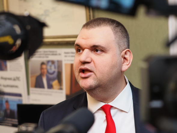 Всички гледат какво написа Делян Пеевски преди малко... Хората не могат да повярват