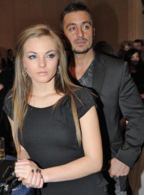 ОЛЯ СЕ!! Коцето откачи по зряла мадама, точи лиги, а жена му побесня! (няма да повярвате коя е тя – СНИМКИ)