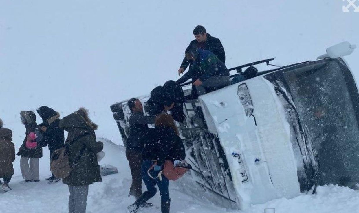 Пътнически автобус се обърна, има загинали и ранени, във…