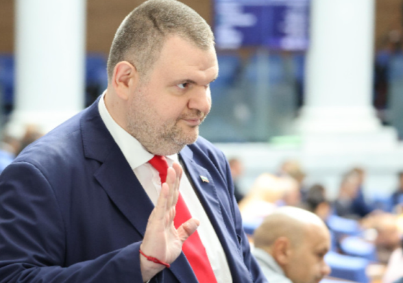 Пеевски излезе извънредно и…