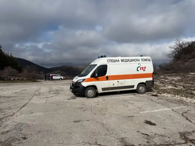 Извънредно! Откриха Кемпер с три трупа във..