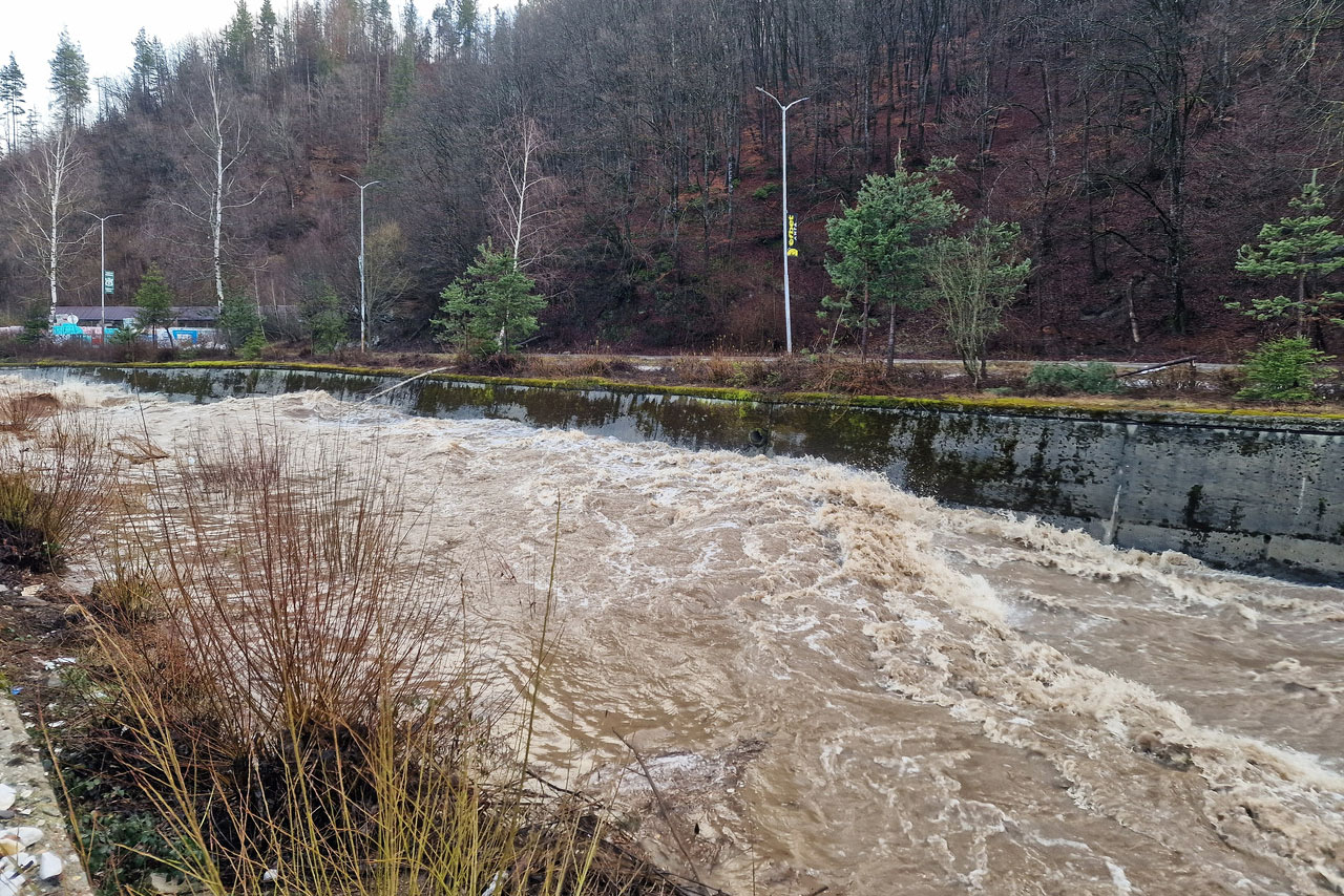 Извънредно! Скъса се дига. Много къщи са под вода