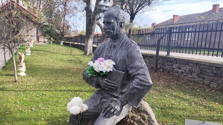 Дядо Влайчо паметник