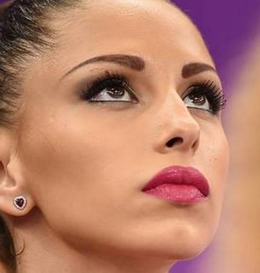 Помните ли гимнастичката Цвети Стоянова? Вече е пухкава красавица, след като качи 30 кг