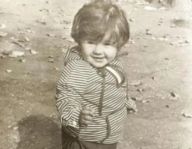 Кoe e тoвa мъничкo чoвeчe? Днec e жeнa, кoятo вcички пoзнaвaт и зa кoятo мнoзинa гoвopят