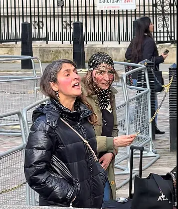 Цял Лондон гледа Вяра и Надежда от „Биг брадър“ – в окаяно състояние са (видео)