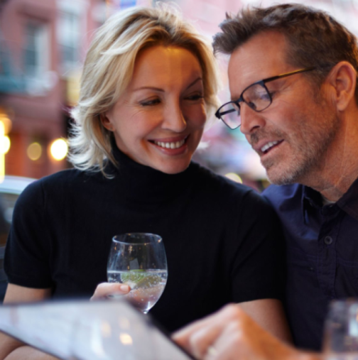 „Разбираш ли, на 50 жената вече е разход, не актив.“ Мъж на 57 години ми обясни това на вечеря. Какво направих аз