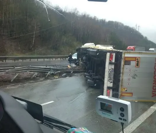 Кошмар: Камион се разцeпи, гледката е потресаваща СНИМКИ