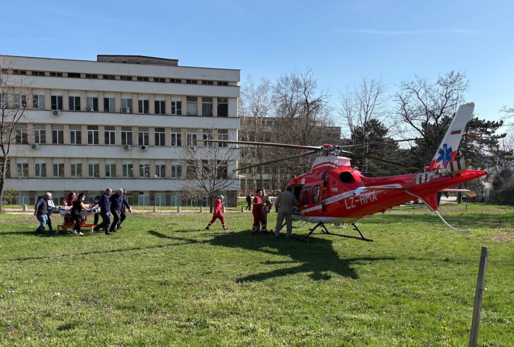 0т последните минути! Вдигнаха с въздушна линейка дете е…