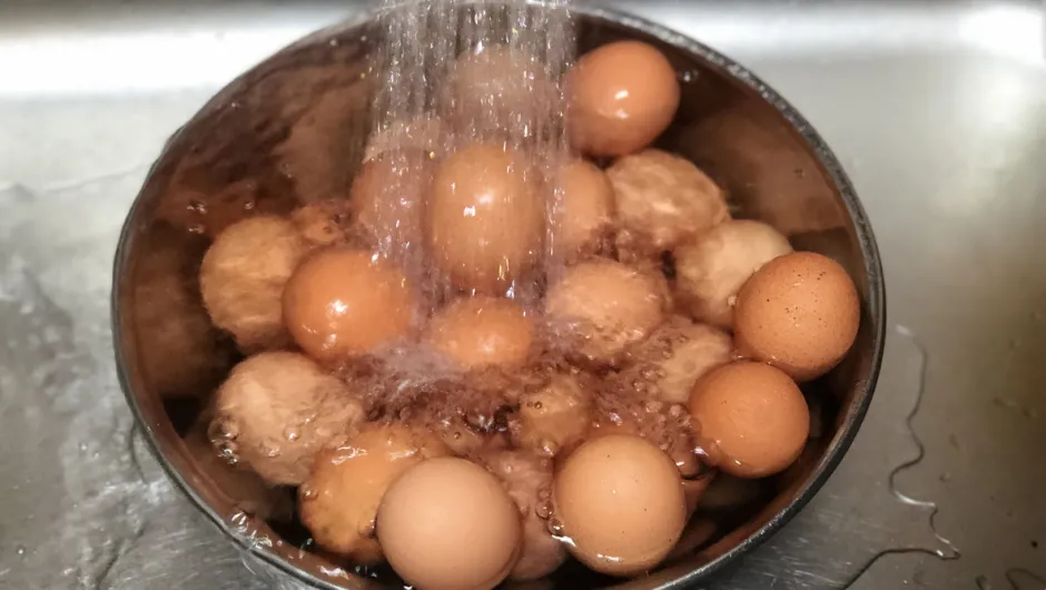 Когато великденските яйца се варят: Добавям това към водата, за да не се напукат и лесно да се белят