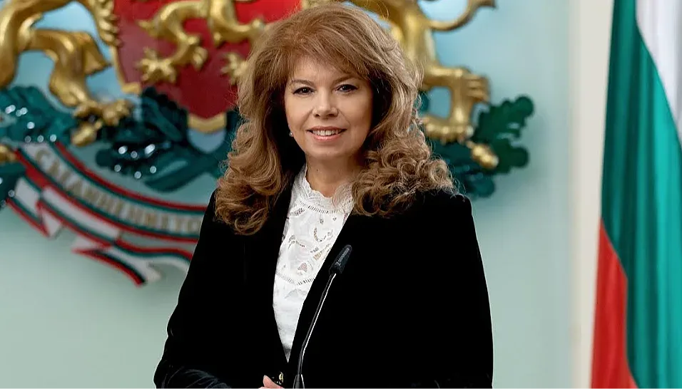 Йотова с извънреден ход часове преди вота