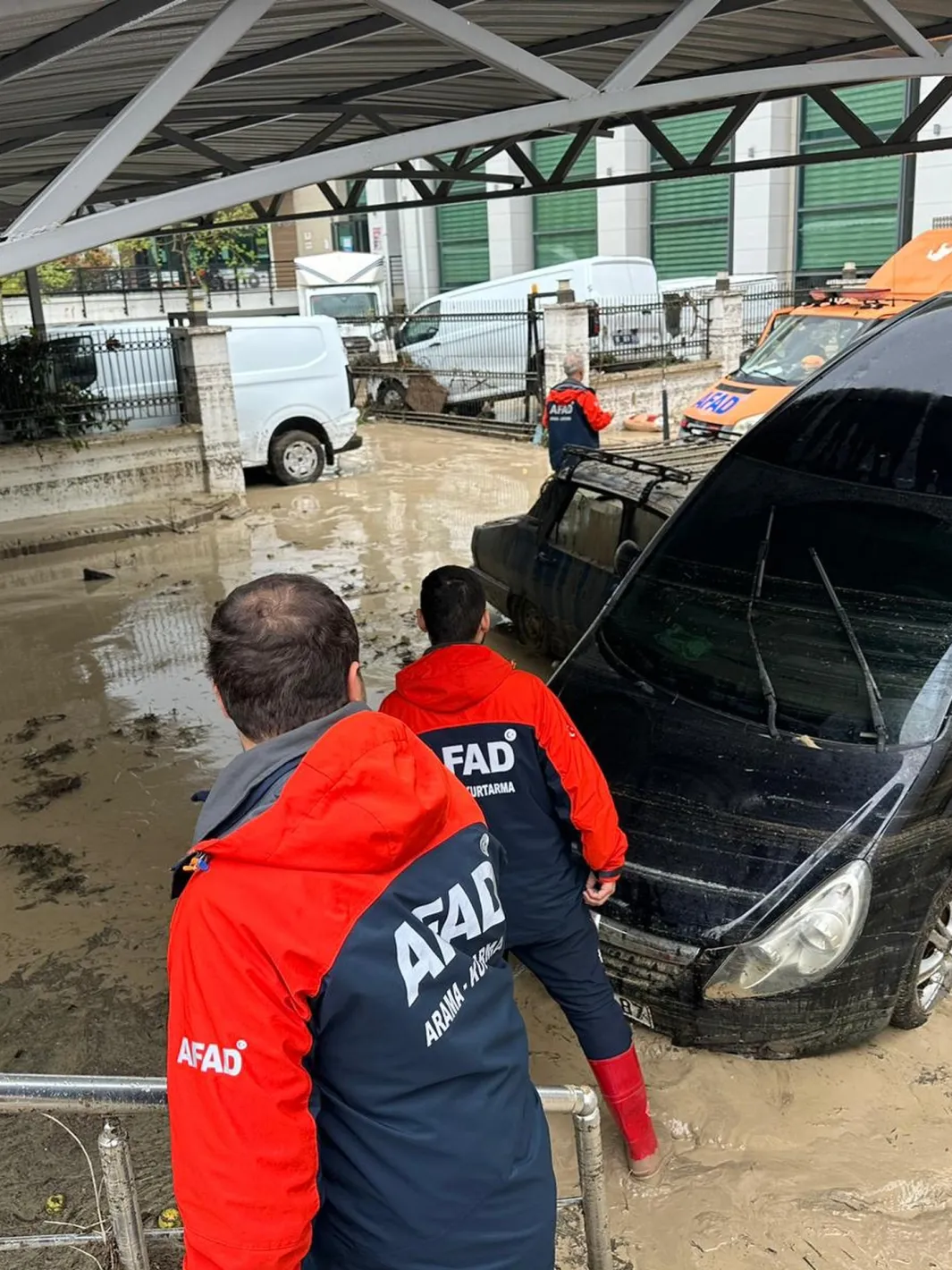 ИЗВЪНРЕДНО: Страшен потоп от преди минути! Градът е под вода, има удавени… 10 original