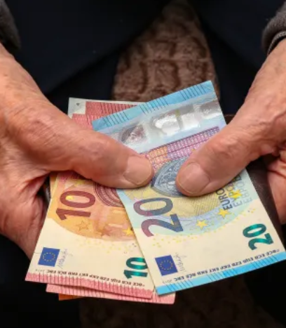 Добра вест за пенсионерите: Вдигат пенсuuте от тази дата..