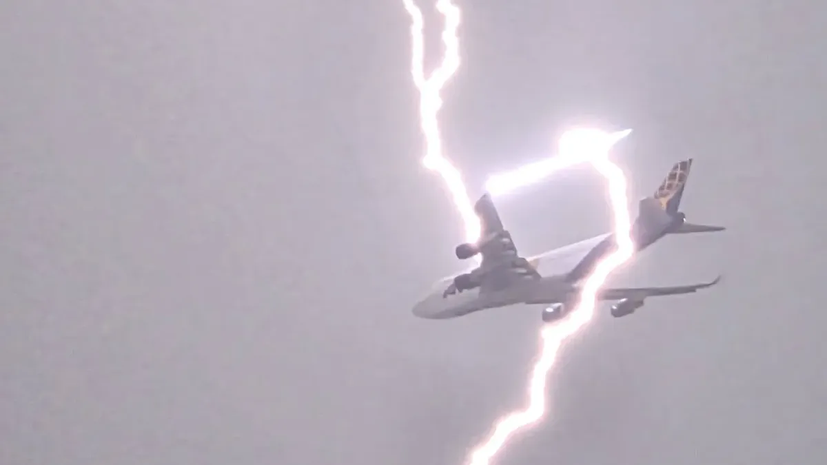 КОШМАР: Светкавица удари излитащ самолет край Варна, хората са…