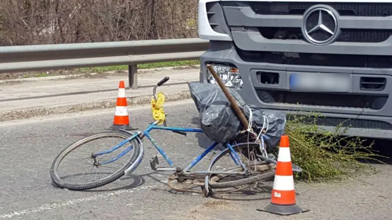 Трагедия на пътя! Камион помете колоездач в Бяла Слатина, уби го на място