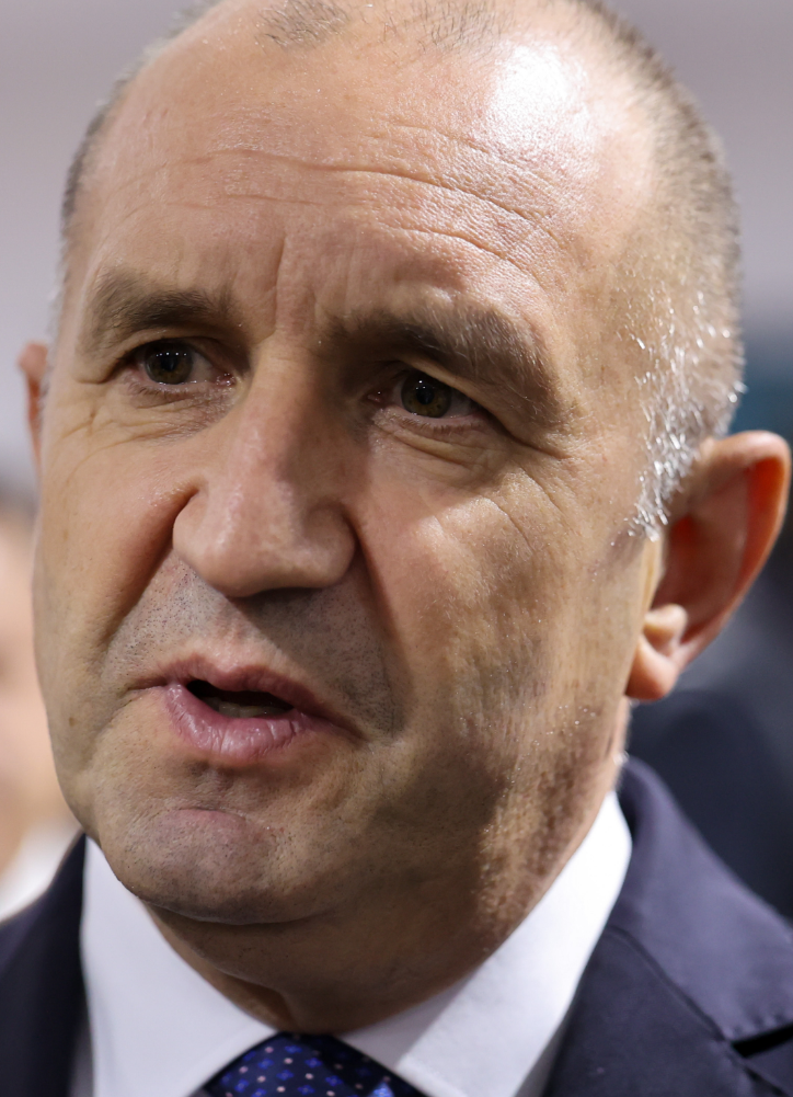 Радев поиска оставките на..