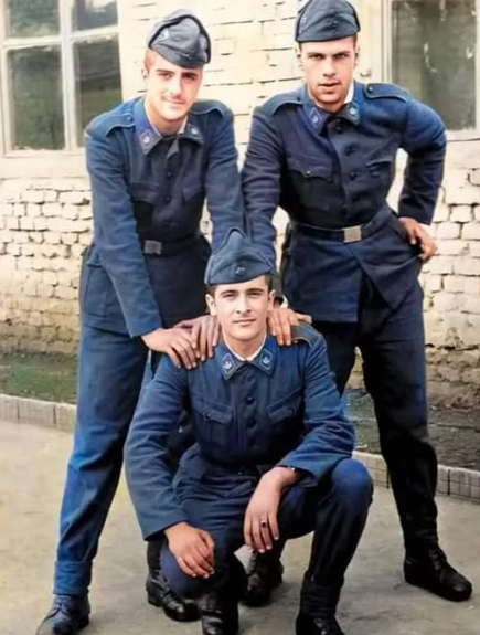 Ще познаете ли кои са тези младежи! Днес те са едни от най – известните лица в България