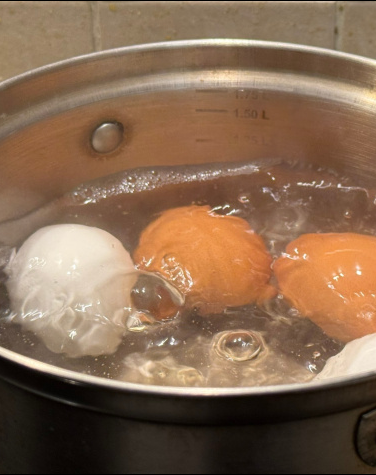 Никога не изхвърляйте водата, в която сте варили великденските яйца: така изхвърляте щастието и здравето на домакинството.