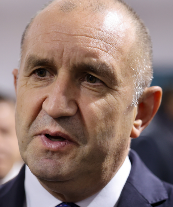 Току-що! Радев излезе и поиска оставките на…