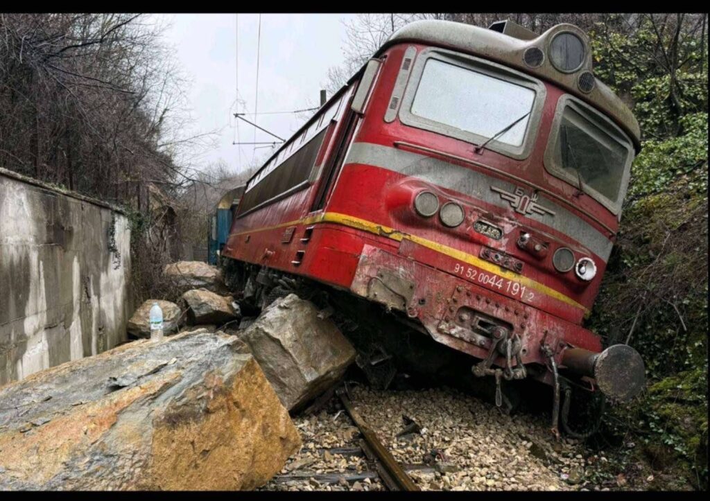 Извънредно: Влак дерайлира, хората са…